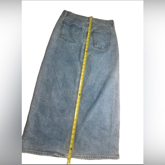 Size 8 Womens High-Rise Denim Midi Skirt Medium Wash Distressed Universal Thread - Picture 2 of 12